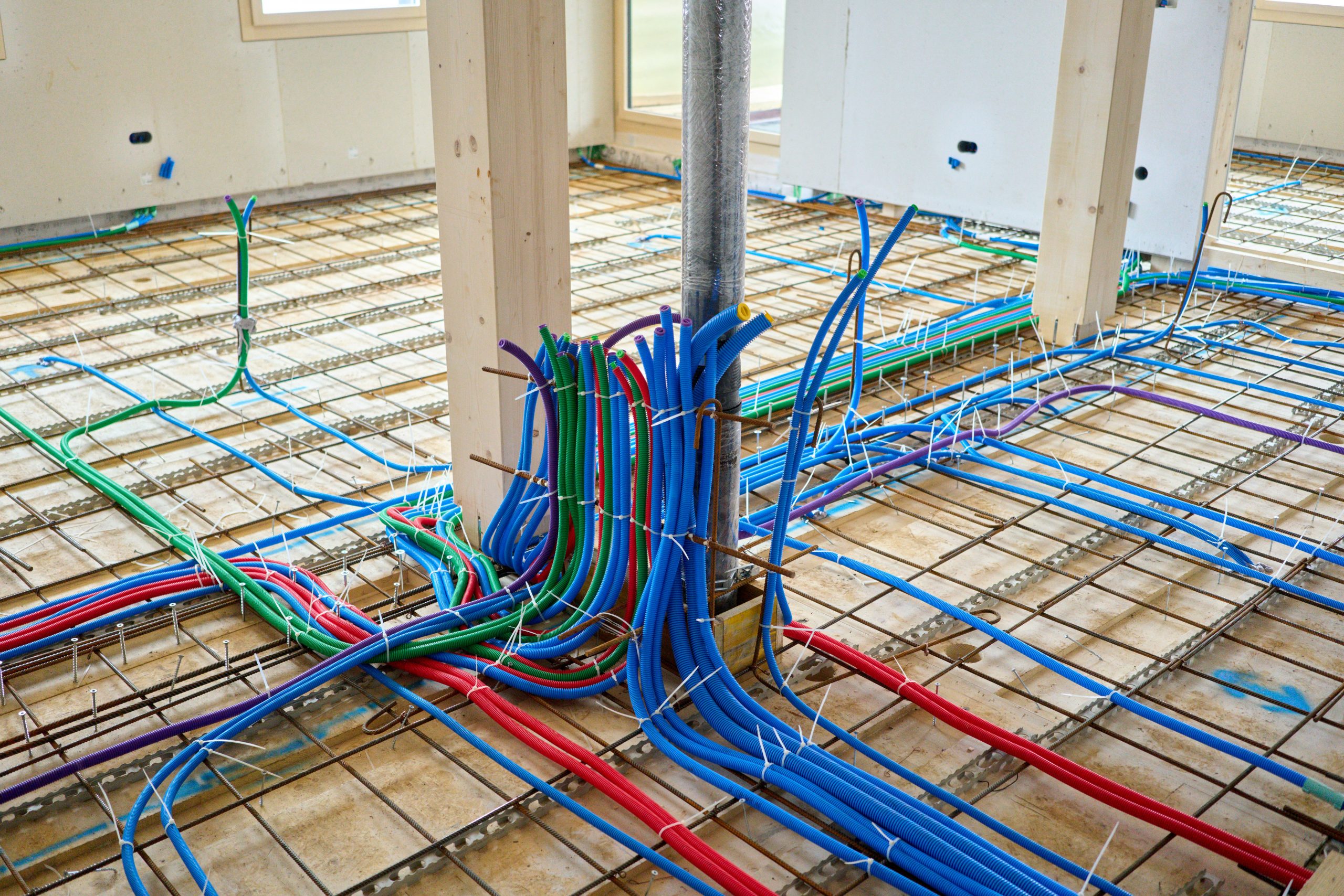 Espace tertiaire et ventilation visible en plafond technique